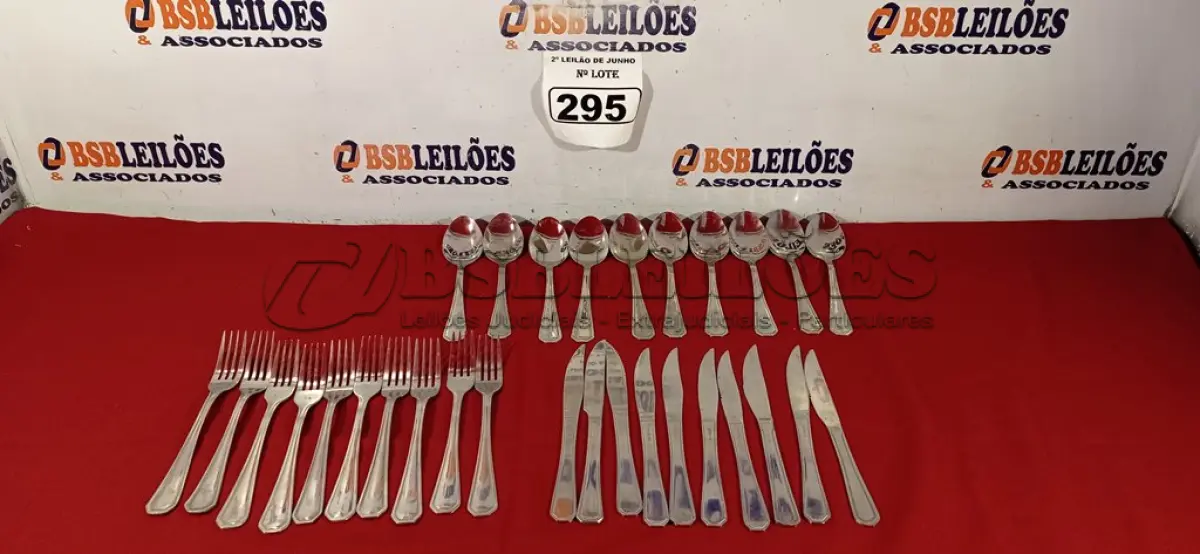 LOTE 295 - 01 LOTE COM 10 GARFOS, 10 COLHERES E 10 FACAS. (NO ESTADO) ATENÇÃO! FAZER A VISITAÇÃO ANTES DE ARREMATAR, NÃO SABEMOS SE FUNCIONA. LEILÃO NÃO TEM GARANTIA E NEM DEVOLUÇÃO, SUJEITO A POSSÍVEIS AVARIAS VISÍVEIS/OCULTAS E/OU AUSÊNCIA DE COMPONENTES.