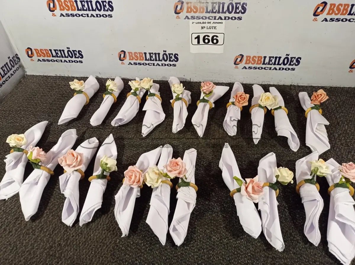 LOTE 166 - 21 GUARDANAPOS COM ARGOLA PORTA GUARDANAPOS DETALHE EM FLOR. (NO ESTADO) ATENÇÃO! FAZER A VISITAÇÃO ANTES DE ARREMATAR, NÃO SABEMOS SE FUNCIONA. LEILÃO NÃO TEM GARANTIA E NEM DEVOLUÇÃO, SUJEITO A POSSÍVEIS AVARIAS VISÍVEIS/OCULTAS E/OU AUSÊNCIA DE COMPONENTES.