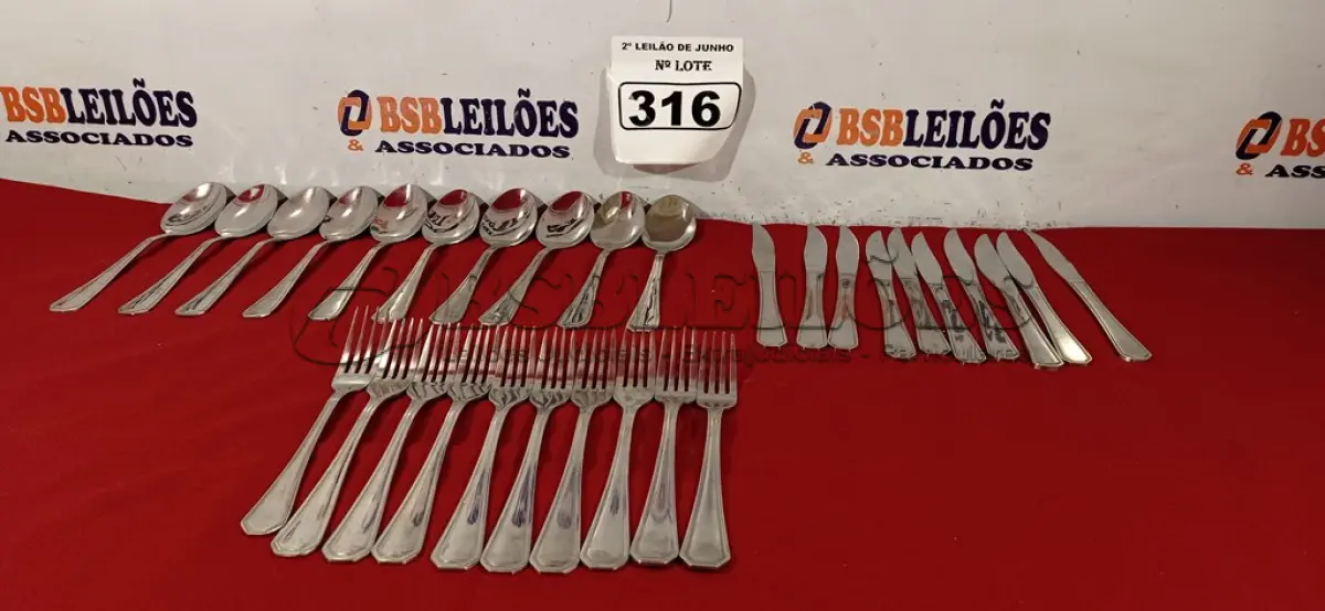 LOTE 316 - 01 LOTE COM 10 GARFOS, 10 COLHERES E 10 FACAS. (NO ESTADO) ATENÇÃO! FAZER A VISITAÇÃO ANTES DE ARREMATAR, NÃO SABEMOS SE FUNCIONA. LEILÃO NÃO TEM GARANTIA E NEM DEVOLUÇÃO, SUJEITO A POSSÍVEIS AVARIAS VISÍVEIS/OCULTAS E/OU AUSÊNCIA DE COMPONENTES.