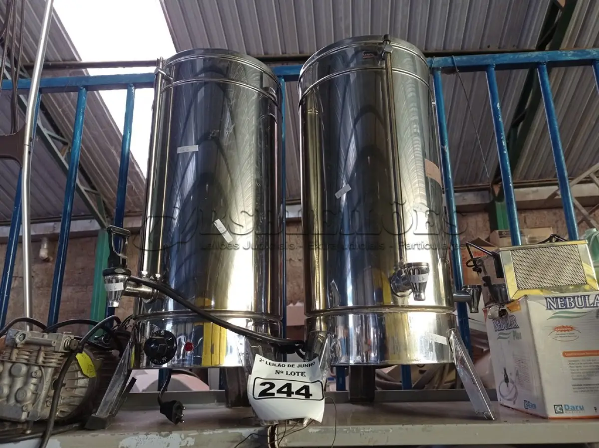 LOTE 244 - 02 CAFETEIRAS EM INOX. (NO ESTADO) ATENÇÃO! FAZER A VISITAÇÃO ANTES DE ARREMATAR, NÃO SABEMOS SE FUNCIONA. LEILÃO NÃO TEM GARANTIA E NEM DEVOLUÇÃO, SUJEITO A POSSÍVEIS AVARIAS VISÍVEIS/OCULTAS E/OU AUSÊNCIA DE COMPONENTES.
