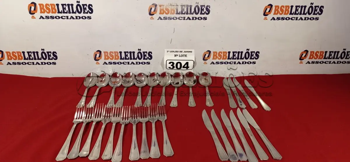 LOTE 304 - 01 LOTE COM 10 GARFOS, 10 COLHERES E 10 FACAS. (NO ESTADO) ATENÇÃO! FAZER A VISITAÇÃO ANTES DE ARREMATAR, NÃO SABEMOS SE FUNCIONA. LEILÃO NÃO TEM GARANTIA E NEM DEVOLUÇÃO, SUJEITO A POSSÍVEIS AVARIAS VISÍVEIS/OCULTAS E/OU AUSÊNCIA DE COMPONENTES.