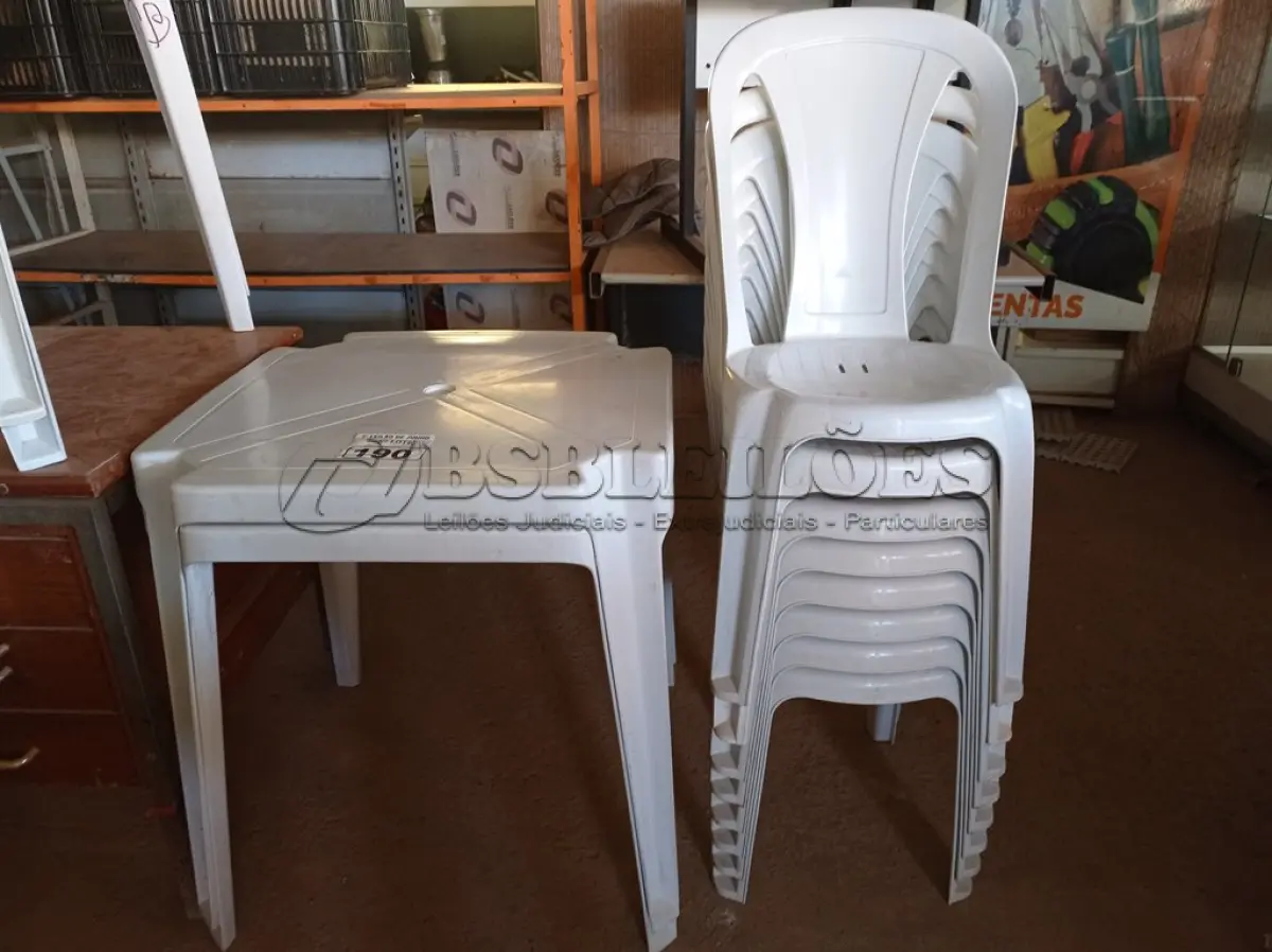 LOTE 190 - 02 JOGOS DE MESAS QUADRADAS DE PLÁSTICO NA COR BRANCA. (NO ESTADO) ATENÇÃO! FAZER A VISITAÇÃO ANTES DE ARREMATAR, NÃO SABEMOS SE FUNCIONA. LEILÃO NÃO TEM GARANTIA E NEM DEVOLUÇÃO, SUJEITO A POSSÍVEIS AVARIAS VISÍVEIS/OCULTAS E/OU AUSÊNCIA DE COMPONENTES.