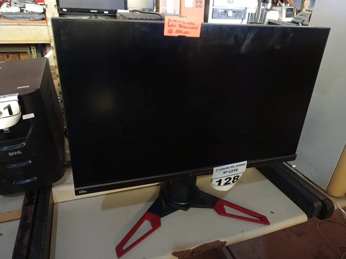 LOTE 128 - 01 MONITOR 27’’ MARCA ACER COM A TELA TREMIDA. (NO ESTADO) ATENÇÃO! FAZER A VISITAÇÃO ANTES DE ARREMATAR, NÃO SABEMOS SE FUNCIONA. LEILÃO NÃO TEM GARANTIA E NEM DEVOLUÇÃO, SUJEITO A POSSÍVEIS AVARIAS VISÍVEIS/OCULTAS E/OU AUSÊNCIA DE COMPONENTES.