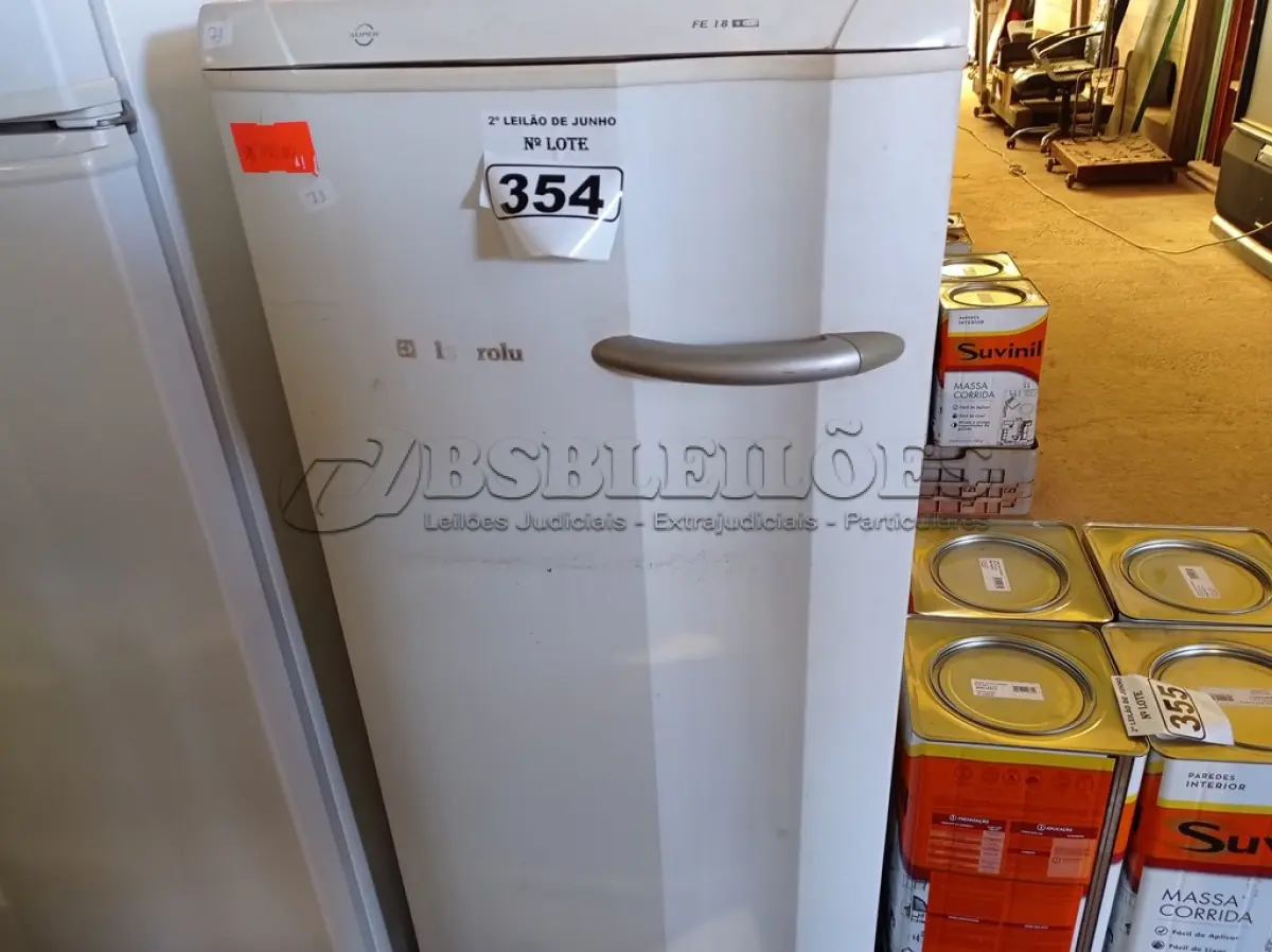 LOTE 354 - 01 FREEZER VERTICAL MARCA ELECTROLUX 220V COM AVARIAS. (NÃO LIGA) (NO ESTADO) ATENÇÃO! FAZER A VISITAÇÃO ANTES DE ARREMATAR, NÃO SABEMOS SE FUNCIONA. LEILÃO NÃO TEM GARANTIA E NEM DEVOLUÇÃO, SUJEITO A POSSÍVEIS AVARIAS VISÍVEIS/OCULTAS E/OU AUSÊNCIA DE COMPONENTES.