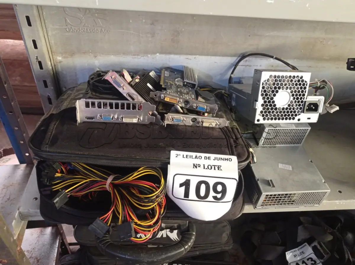 LOTE 109 - 04 PLACAS DE VÍDEOS E 06 FONTES DIVERSAS. (NO ESTADO) ATENÇÃO! FAZER A VISITAÇÃO ANTES DE ARREMATAR, NÃO SABEMOS SE FUNCIONA. LEILÃO NÃO TEM GARANTIA E NEM DEVOLUÇÃO, SUJEITO A POSSÍVEIS AVARIAS VISÍVEIS/OCULTAS E/OU AUSÊNCIA DE COMPONENTES.