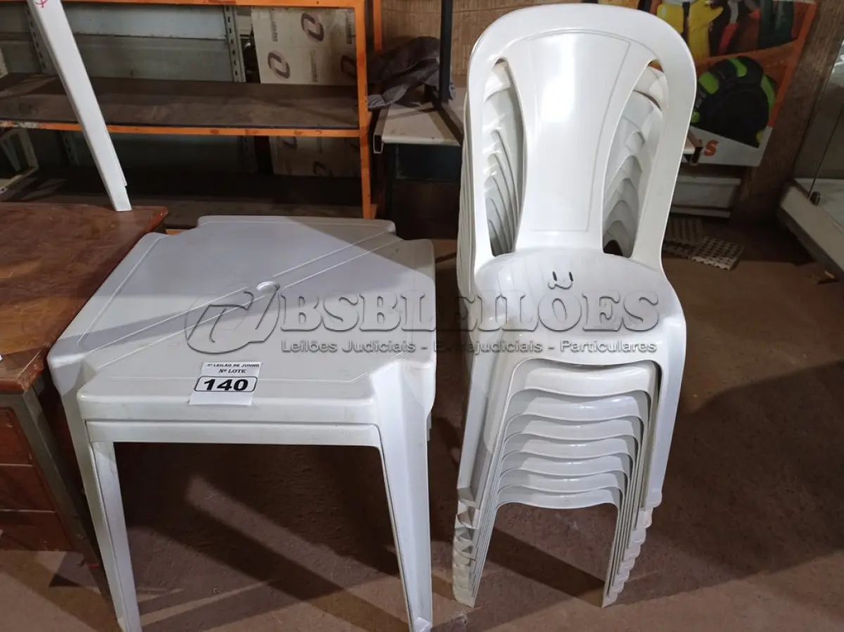 LOTE 140 - 02 JOGOS DE MESAS QUADRADAS DE PLÁSTICO NA COR BRANCA. (NO ESTADO) ATENÇÃO! FAZER A VISITAÇÃO ANTES DE ARREMATAR, NÃO SABEMOS SE FUNCIONA. LEILÃO NÃO TEM GARANTIA E NEM DEVOLUÇÃO, SUJEITO A POSSÍVEIS AVARIAS VISÍVEIS/OCULTAS E/OU AUSÊNCIA DE COMPONENTES.