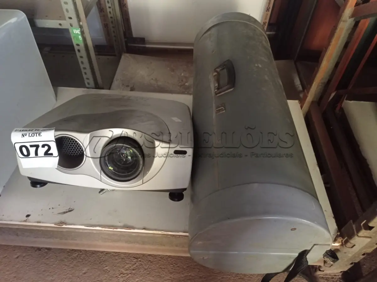 LOTE 072 - 01 PROJETOR MULTIMÍDIA MARCA SONY COM TELA. (NO ESTADO) ATENÇÃO! FAZER A VISITAÇÃO ANTES DE ARREMATAR, NÃO SABEMOS SE FUNCIONA. LEILÃO NÃO TEM GARANTIA E NEM DEVOLUÇÃO, SUJEITO A POSSÍVEIS AVARIAS VISÍVEIS/OCULTAS E/OU AUSÊNCIA DE COMPONENTES.