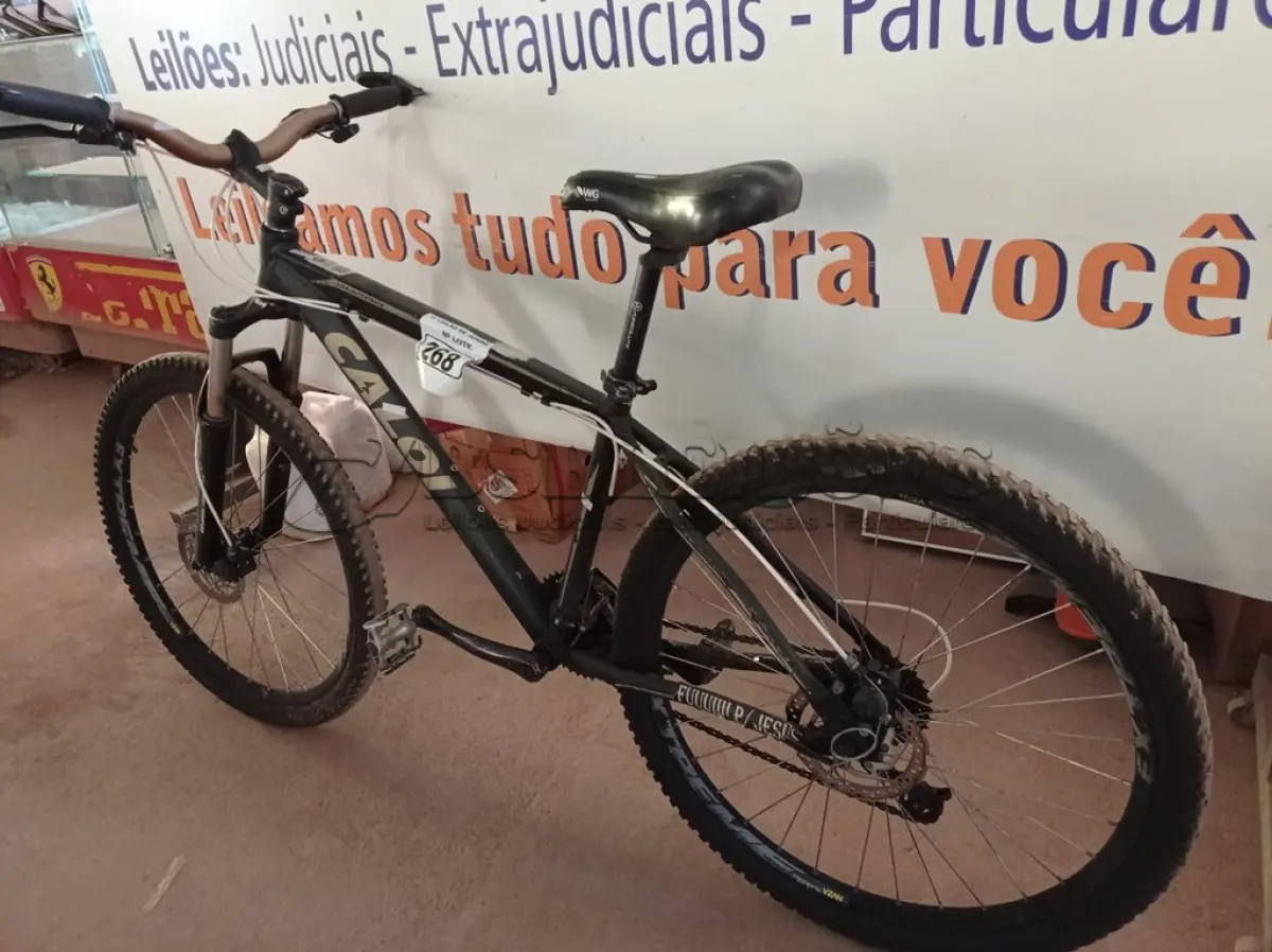 LOTE 268 - 01 BICICLETA MARCA CALOI. (NO ESTADO) ATENÇÃO! FAZER A VISITAÇÃO ANTES DE ARREMATAR, NÃO SABEMOS SE FUNCIONA. LEILÃO NÃO TEM GARANTIA E NEM DEVOLUÇÃO, SUJEITO A POSSÍVEIS AVARIAS VISÍVEIS/OCULTAS E/OU AUSÊNCIA DE COMPONENTES.