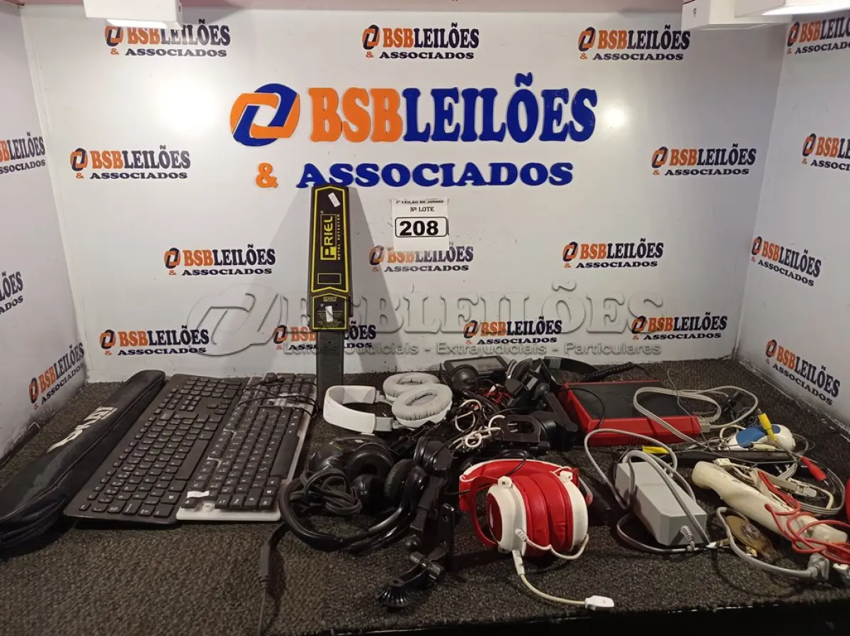 LOTE 208 - 01 VÍDEO GAME NINTENDO WII COM 03 CONTROLES E FONTE CONVERSORA, 02 TECLADOS, 02 DETECTORES DE METAL E FONES DE OUVIDO. (NO ESTADO) ATENÇÃO! FAZER A VISITAÇÃO ANTES DE ARREMATAR, NÃO SABEMOS SE FUNCIONA. LEILÃO NÃO TEM GARANTIA E NEM DEVOLUÇÃO, SUJEITO A POSSÍVEIS AVARIAS VISÍVEIS/OCULTAS E/OU AUSÊNCIA DE COMPONENTES.