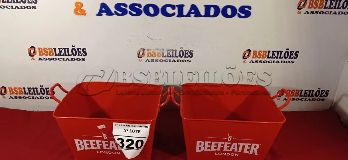 LOTE 320 - 02 BALDES DE GELO BEEFEATER LONDON. (NO ESTADO) ATENÇÃO! FAZER A VISITAÇÃO ANTES DE ARREMATAR, NÃO SABEMOS SE FUNCIONA. LEILÃO NÃO TEM GARANTIA E NEM DEVOLUÇÃO, SUJEITO A POSSÍVEIS AVARIAS VISÍVEIS/OCULTAS E/OU AUSÊNCIA DE COMPONENTES.