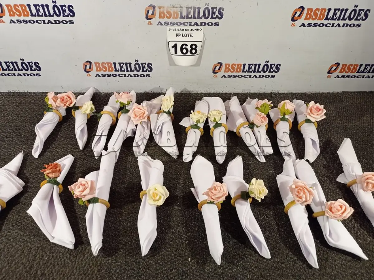 LOTE 168 - 21 GUARDANAPOS COM ARGOLA PORTA GUARDANAPOS DETALHE EM FLOR. (NO ESTADO) ATENÇÃO! FAZER A VISITAÇÃO ANTES DE ARREMATAR, NÃO SABEMOS SE FUNCIONA. LEILÃO NÃO TEM GARANTIA E NEM DEVOLUÇÃO, SUJEITO A POSSÍVEIS AVARIAS VISÍVEIS/OCULTAS E/OU AUSÊNCIA DE COMPONENTES.