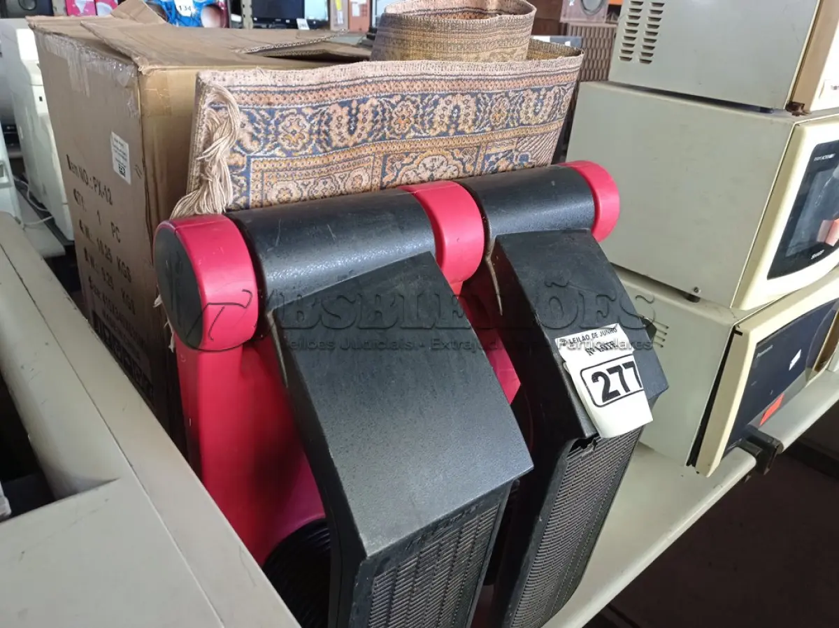 LOTE 277 - 01 ACESSÓRIO PARA EXERCÍCIO DE PERNAS E 01 TAPETE PASSADEIRA. (NO ESTADO) ATENÇÃO! FAZER A VISITAÇÃO ANTES DE ARREMATAR, NÃO SABEMOS SE FUNCIONA. LEILÃO NÃO TEM GARANTIA E NEM DEVOLUÇÃO, SUJEITO A POSSÍVEIS AVARIAS VISÍVEIS/OCULTAS E/OU AUSÊNCIA DE COMPONENTES.
