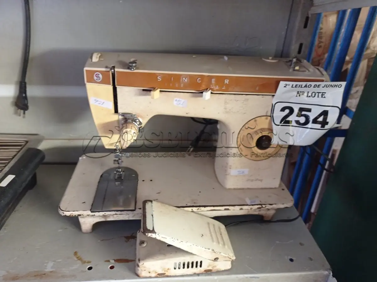 LOTE 254 - 01 MÁQUINA DE COSTURA ANTIGA MARCA SINGER. (NO ESTADO) ATENÇÃO! FAZER A VISITAÇÃO ANTES DE ARREMATAR, NÃO SABEMOS SE FUNCIONA. LEILÃO NÃO TEM GARANTIA E NEM DEVOLUÇÃO, SUJEITO A POSSÍVEIS AVARIAS VISÍVEIS/OCULTAS E/OU AUSÊNCIA DE COMPONENTES.