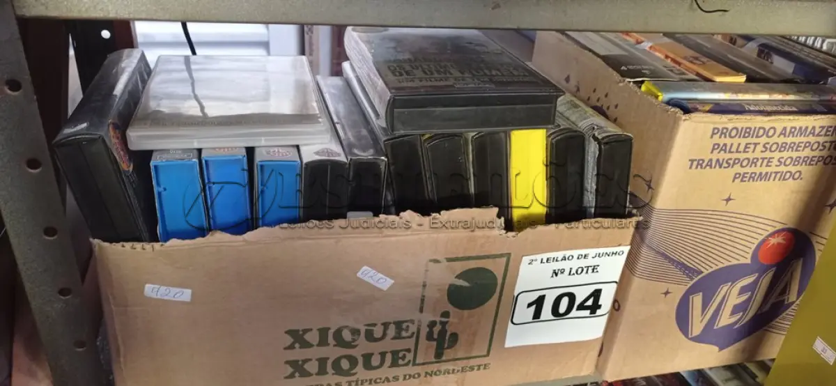 LOTE 104 - 01 LOTE COM DIVERSOS CDS, FITAS CASSETE E DISCO DE VINIL. (NO ESTADO) ATENÇÃO! FAZER A VISITAÇÃO ANTES DE ARREMATAR, NÃO SABEMOS SE FUNCIONA. LEILÃO NÃO TEM GARANTIA E NEM DEVOLUÇÃO, SUJEITO A POSSÍVEIS AVARIAS VISÍVEIS/OCULTAS E/OU AUSÊNCIA DE COMPONENTES.