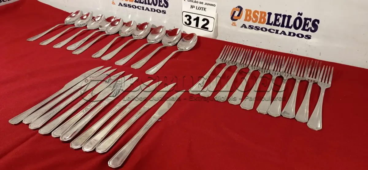LOTE 312 - 01 LOTE COM 10 GARFOS, 10 COLHERES E 10 FACAS. (NO ESTADO) ATENÇÃO! FAZER A VISITAÇÃO ANTES DE ARREMATAR, NÃO SABEMOS SE FUNCIONA. LEILÃO NÃO TEM GARANTIA E NEM DEVOLUÇÃO, SUJEITO A POSSÍVEIS AVARIAS VISÍVEIS/OCULTAS E/OU AUSÊNCIA DE COMPONENTES.