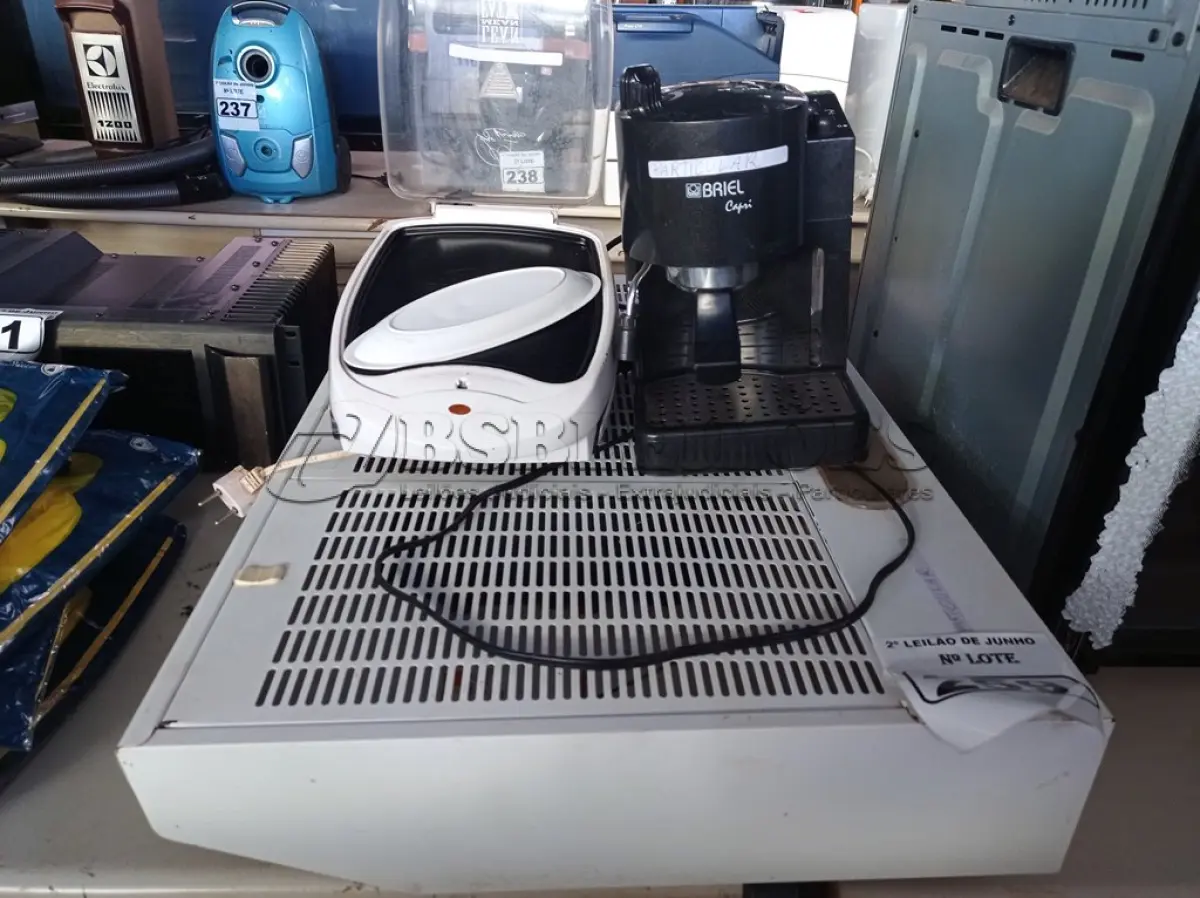 LOTE 259 - 01 SANDUICHEIRA, 01 CAFETEIRA E 01 SUGGAR. (NO ESTADO) ATENÇÃO! FAZER A VISITAÇÃO ANTES DE ARREMATAR, NÃO SABEMOS SE FUNCIONA. LEILÃO NÃO TEM GARANTIA E NEM DEVOLUÇÃO, SUJEITO A POSSÍVEIS AVARIAS VISÍVEIS/OCULTAS E/OU AUSÊNCIA DE COMPONENTES.