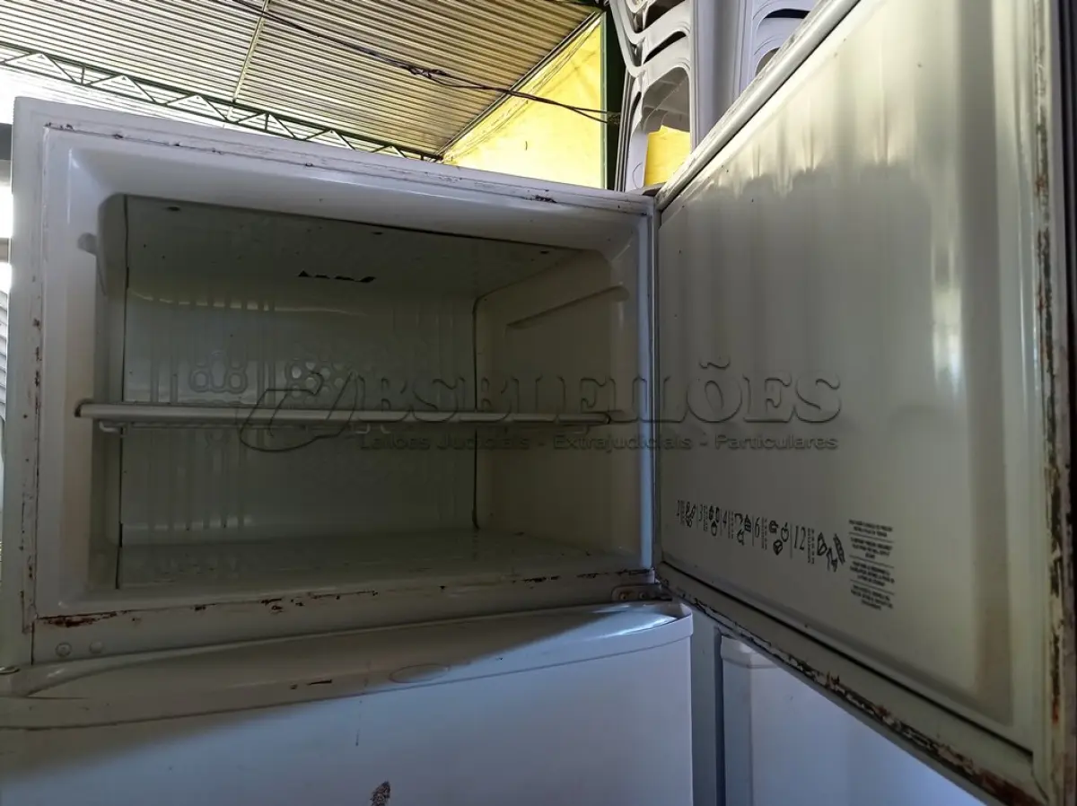LOTE 352 - 01 GELADEIRA MARCA CONSUL COM AVARIAS 220V(LIGANDO). (NO ESTADO) ATENÇÃO! FAZER A VISITAÇÃO ANTES DE ARREMATAR, NÃO SABEMOS SE FUNCIONA. LEILÃO NÃO TEM GARANTIA E NEM DEVOLUÇÃO, SUJEITO A POSSÍVEIS AVARIAS VISÍVEIS/OCULTAS E/OU AUSÊNCIA DE COMPONENTES.