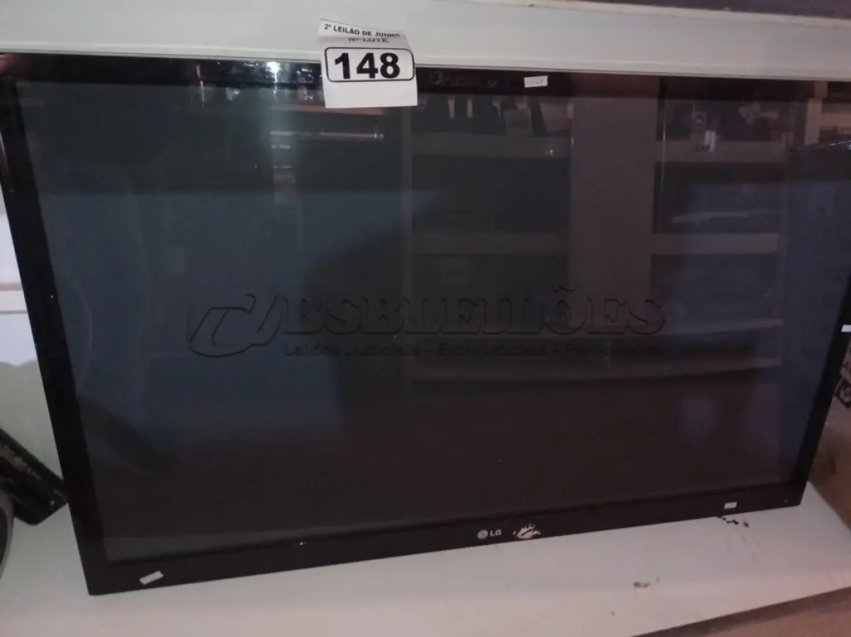 LOTE 148 - 01 TV 50’’ MARCA LG PARA RETIRADA DE PEÇAS. (NO ESTADO) ATENÇÃO! FAZER A VISITAÇÃO ANTES DE ARREMATAR, NÃO SABEMOS SE FUNCIONA. LEILÃO NÃO TEM GARANTIA E NEM DEVOLUÇÃO, SUJEITO A POSSÍVEIS AVARIAS VISÍVEIS/OCULTAS E/OU AUSÊNCIA DE COMPONENTES.