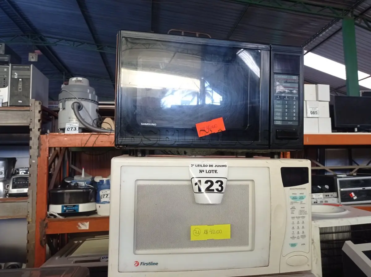 LOTE 123 - 03 MICRO-ONDAS MARCAS E MODELOS DIVERSOS, SENDO 01 COM PRATO, TODOS PARA RETIRADA DE PEÇAS. (NO ESTADO) ATENÇÃO! FAZER A VISITAÇÃO ANTES DE ARREMATAR, NÃO SABEMOS SE FUNCIONA. LEILÃO NÃO TEM GARANTIA E NEM DEVOLUÇÃO, SUJEITO A POSSÍVEIS AVARIAS VISÍVEIS/OCULTAS E/OU AUSÊNCIA DE COMPONENTES.