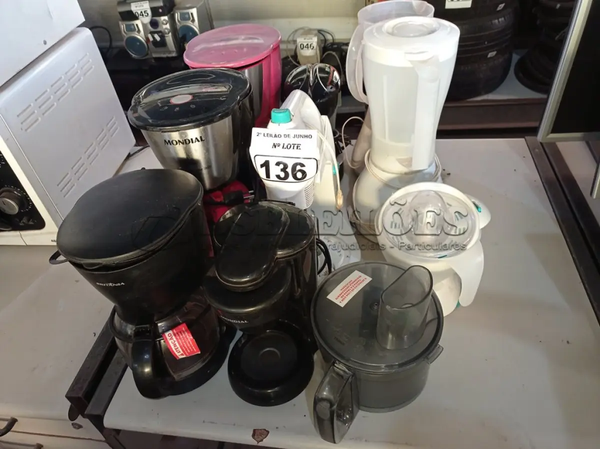 LOTE 136 - 01 LOTE COM ITENS DIVERSOS; CAFETEIRAS, BATEDEIRA, LIQUIDIFICADORES, ESPREMEDOR DE FRUTAS... (NO ESTADO) ATENÇÃO! FAZER A VISITAÇÃO ANTES DE ARREMATAR, NÃO SABEMOS SE FUNCIONA. LEILÃO NÃO TEM GARANTIA E NEM DEVOLUÇÃO, SUJEITO A POSSÍVEIS AVARIAS VISÍVEIS/OCULTAS E/OU AUSÊNCIA DE COMPONENTES.