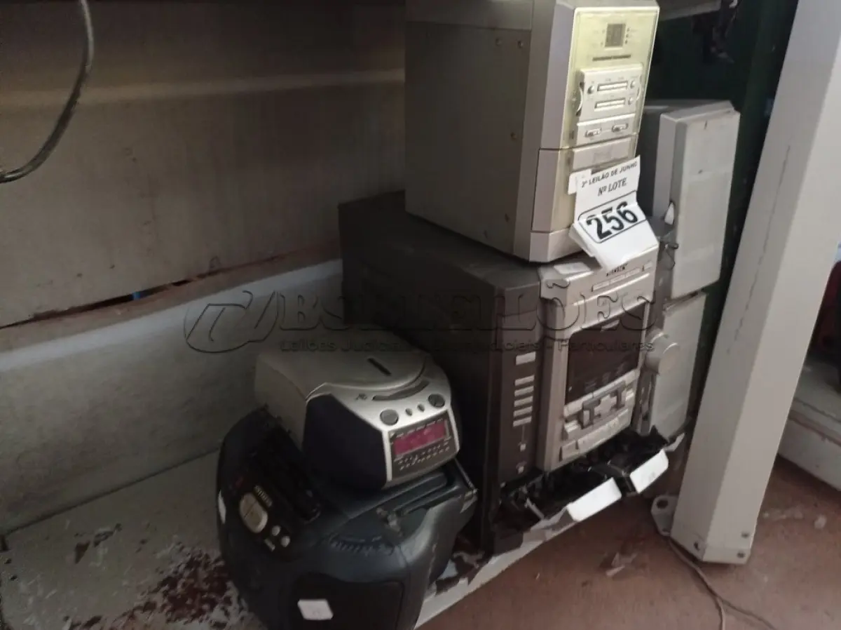 LOTE 256 - 02 APARELHOS DE SOM, SENDO 01 INCOMPLETO E 02 MICROS SYSTEM. (NO ESTADO) ATENÇÃO! FAZER A VISITAÇÃO ANTES DE ARREMATAR, NÃO SABEMOS SE FUNCIONA. LEILÃO NÃO TEM GARANTIA E NEM DEVOLUÇÃO, SUJEITO A POSSÍVEIS AVARIAS VISÍVEIS/OCULTAS E/OU AUSÊNCIA DE COMPONENTES.
