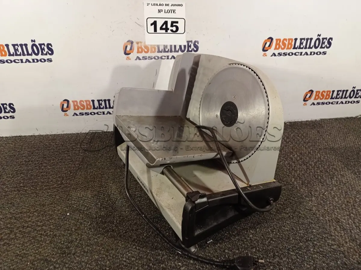 LOTE 145 - 01 MÁQUINA DE CORTAR FRIOS MARCA MONDIAL. (NO ESTADO) ATENÇÃO! FAZER A VISITAÇÃO ANTES DE ARREMATAR, NÃO SABEMOS SE FUNCIONA. LEILÃO NÃO TEM GARANTIA E NEM DEVOLUÇÃO, SUJEITO A POSSÍVEIS AVARIAS VISÍVEIS/OCULTAS E/OU AUSÊNCIA DE COMPONENTES.