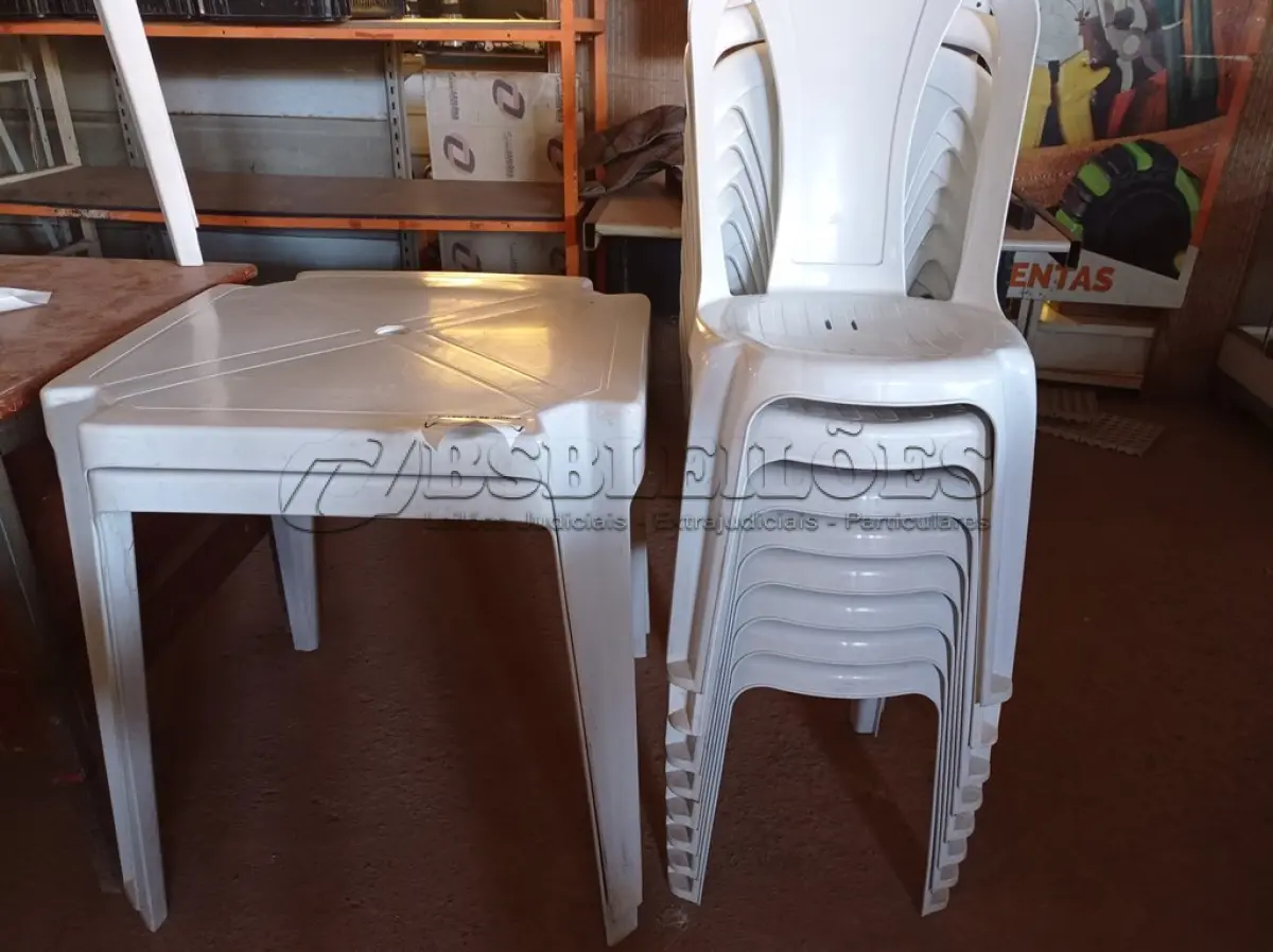 LOTE 250 - 02 JOGOS DE MESAS QUADRADAS DE PLÁSTICO NA COR BRANCA. (NO ESTADO) ATENÇÃO! FAZER A VISITAÇÃO ANTES DE ARREMATAR, NÃO SABEMOS SE FUNCIONA. LEILÃO NÃO TEM GARANTIA E NEM DEVOLUÇÃO, SUJEITO A POSSÍVEIS AVARIAS VISÍVEIS/OCULTAS E/OU AUSÊNCIA DE COMPONENTES.
