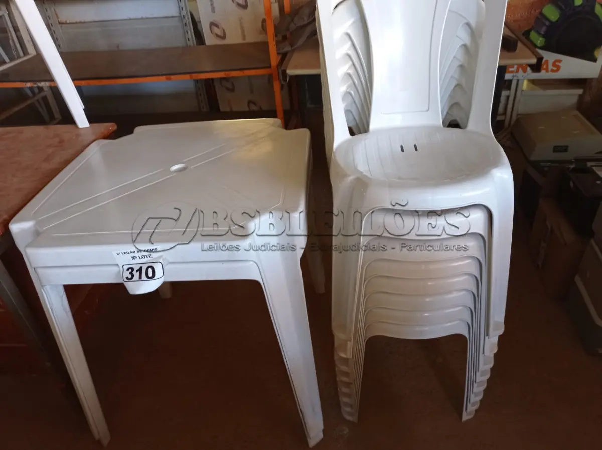 LOTE 310 - 02 JOGOS DE MESAS QUADRADAS DE PLÁSTICO NA COR BRANCA. (NO ESTADO) ATENÇÃO! FAZER A VISITAÇÃO ANTES DE ARREMATAR, NÃO SABEMOS SE FUNCIONA. LEILÃO NÃO TEM GARANTIA E NEM DEVOLUÇÃO, SUJEITO A POSSÍVEIS AVARIAS VISÍVEIS/OCULTAS E/OU AUSÊNCIA DE COMPONENTES.