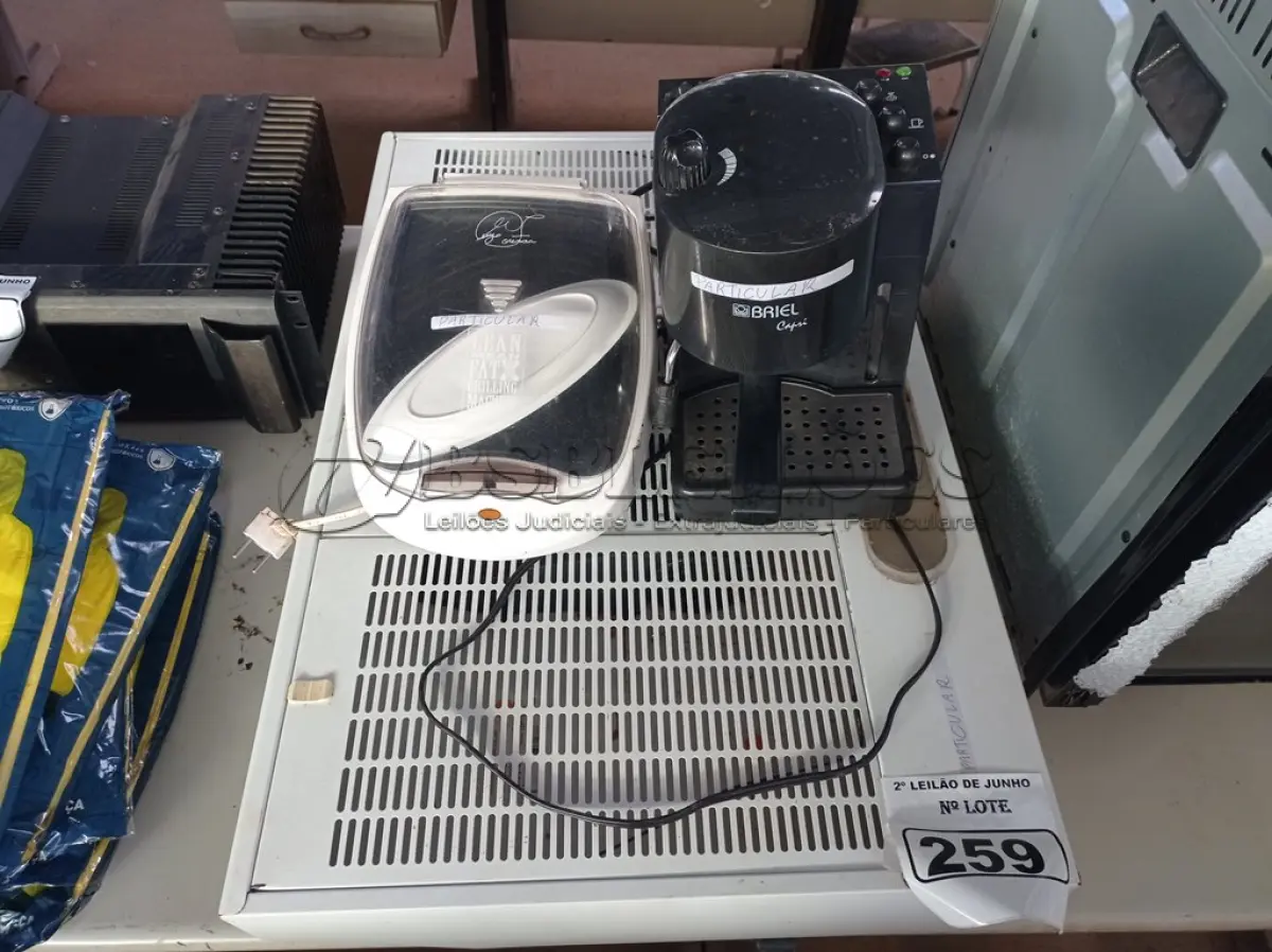 LOTE 259 - 01 SANDUICHEIRA, 01 CAFETEIRA E 01 SUGGAR. (NO ESTADO) ATENÇÃO! FAZER A VISITAÇÃO ANTES DE ARREMATAR, NÃO SABEMOS SE FUNCIONA. LEILÃO NÃO TEM GARANTIA E NEM DEVOLUÇÃO, SUJEITO A POSSÍVEIS AVARIAS VISÍVEIS/OCULTAS E/OU AUSÊNCIA DE COMPONENTES.