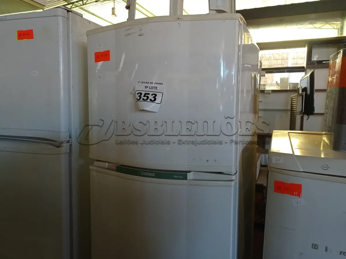 LOTE 353 - 01 GELADEIRA MARCA CONSUL 220V COM AVARIAS. (NÃO LIGA)(NO ESTADO) ATENÇÃO! FAZER A VISITAÇÃO ANTES DE ARREMATAR, NÃO SABEMOS SE FUNCIONA. LEILÃO NÃO TEM GARANTIA E NEM DEVOLUÇÃO, SUJEITO A POSSÍVEIS AVARIAS VISÍVEIS/OCULTAS E/OU AUSÊNCIA DE COMPONENTES.