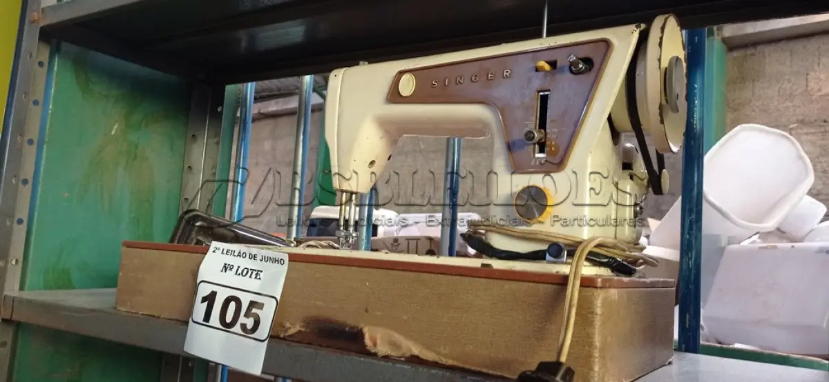 LOTE 105 - 01 MÁQUINA DE COSTURA ANTIGA MARCA SINGER. (NO ESTADO) ATENÇÃO! FAZER A VISITAÇÃO ANTES DE ARREMATAR, NÃO SABEMOS SE FUNCIONA. LEILÃO NÃO TEM GARANTIA E NEM DEVOLUÇÃO, SUJEITO A POSSÍVEIS AVARIAS VISÍVEIS/OCULTAS E/OU AUSÊNCIA DE COMPONENTES.