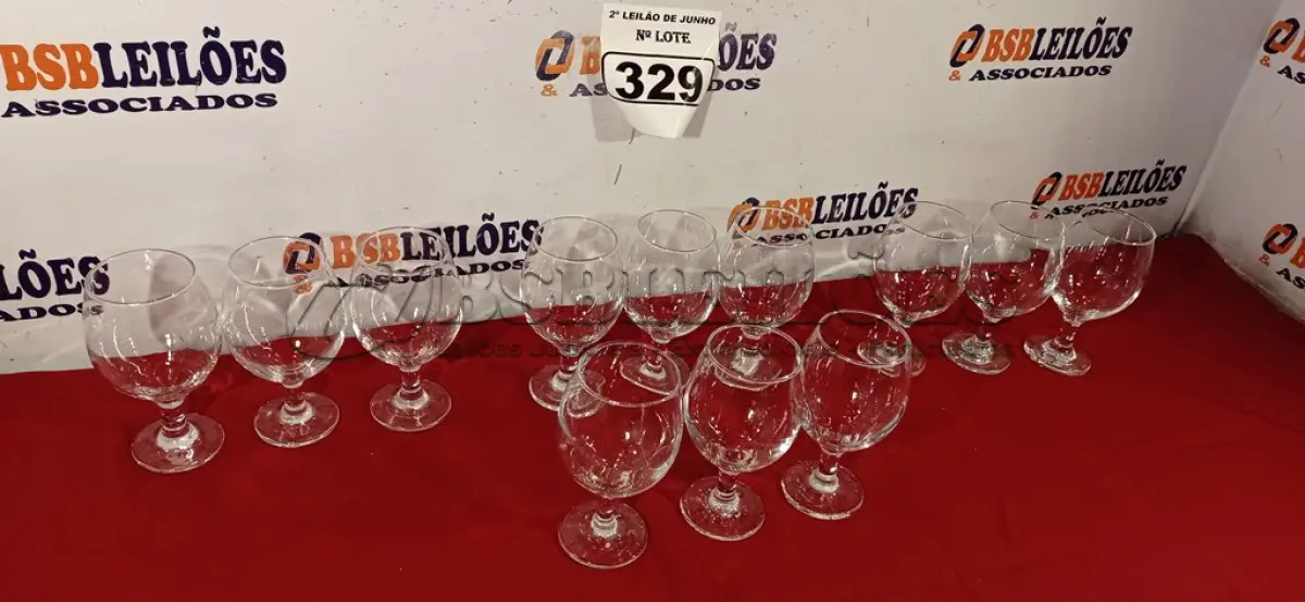 LOTE 329 - 12 TAÇAS PARA VINHO TINTO. (NO ESTADO) ATENÇÃO! FAZER A VISITAÇÃO ANTES DE ARREMATAR, NÃO SABEMOS SE FUNCIONA. LEILÃO NÃO TEM GARANTIA E NEM DEVOLUÇÃO, SUJEITO A POSSÍVEIS AVARIAS VISÍVEIS/OCULTAS E/OU AUSÊNCIA DE COMPONENTES.