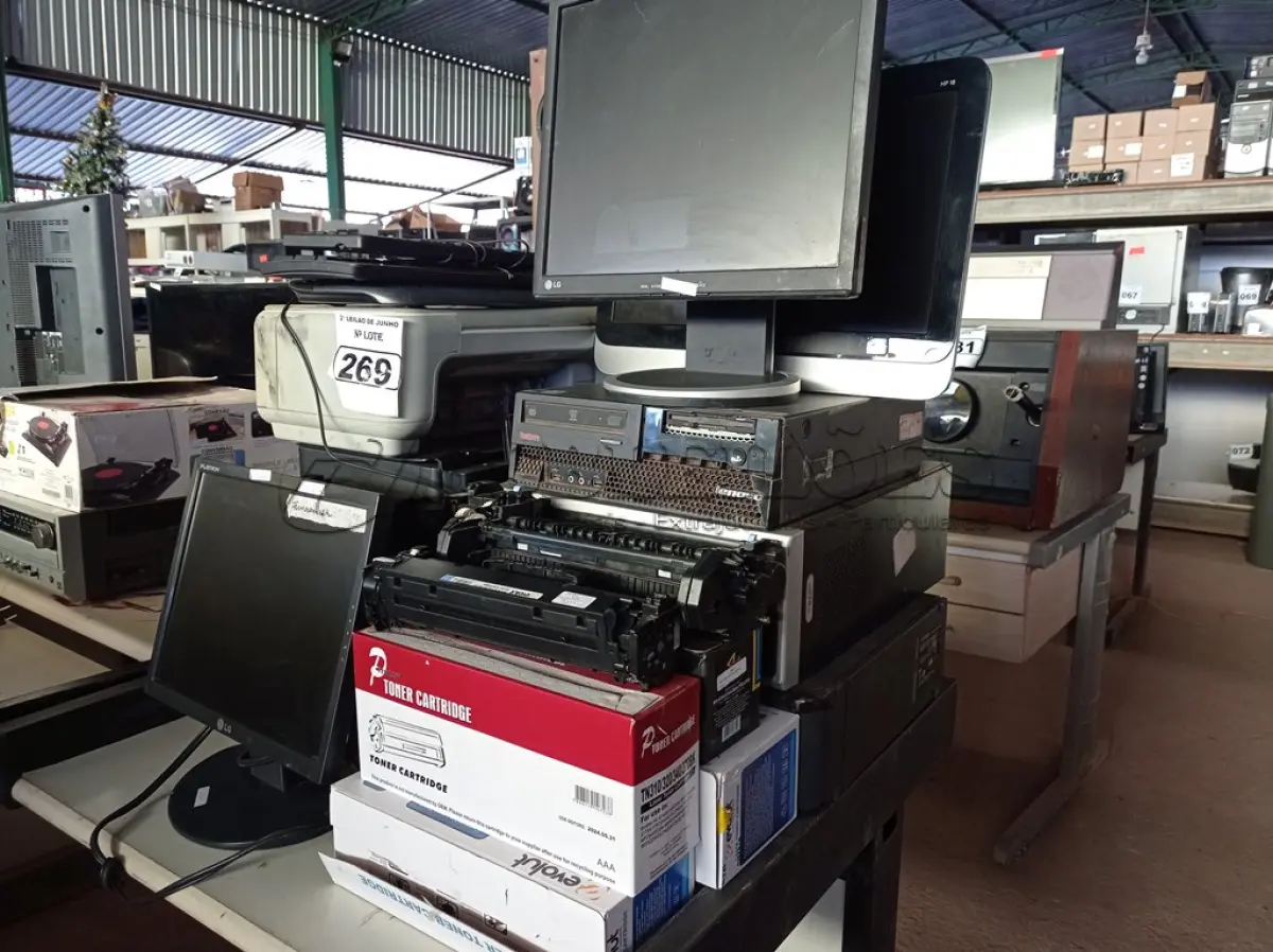 LOTE 269 - 02 MONITORES LCD E 01 HP 18 ALL IN ONE, 03 CPUS, 03 IMPRESSORAS, SENDO 02 MARCA EPSON E 01 HP, 03 TECLADOS E VÁRIOS TONERS. (NO ESTADO) ATENÇÃO! FAZER A VISITAÇÃO ANTES DE ARREMATAR, NÃO SABEMOS SE FUNCIONA. LEILÃO NÃO TEM GARANTIA E NEM DEVOLUÇÃO, SUJEITO A POSSÍVEIS AVARIAS VISÍVEIS/OCULTAS E/OU AUSÊNCIA DE COMPONENTES.