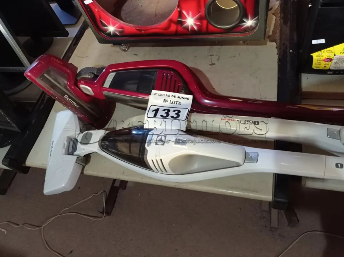 LOTE 133 - 03 ASPIRADORES DE PÓ ELÉTRICOS. (NO ESTADO) ATENÇÃO! FAZER A VISITAÇÃO ANTES DE ARREMATAR, NÃO SABEMOS SE FUNCIONA. LEILÃO NÃO TEM GARANTIA E NEM DEVOLUÇÃO, SUJEITO A POSSÍVEIS AVARIAS VISÍVEIS/OCULTAS E/OU AUSÊNCIA DE COMPONENTES.