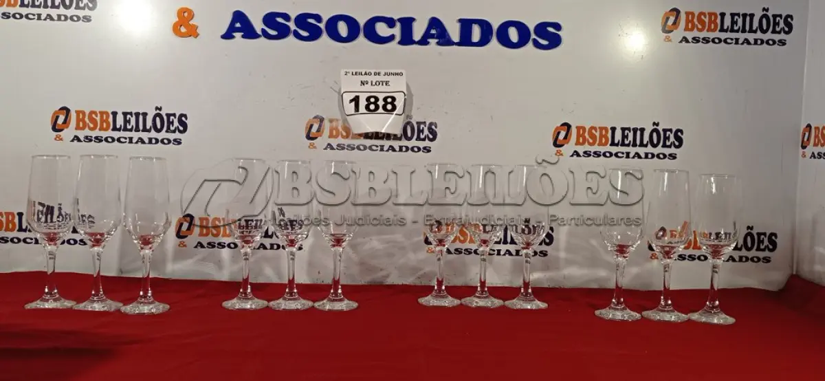 LOTE 188 - 12 TAÇAS PARA CHAMPANHE DIVERSAS. (NO ESTADO) ATENÇÃO! FAZER A VISITAÇÃO ANTES DE ARREMATAR, NÃO SABEMOS SE FUNCIONA. LEILÃO NÃO TEM GARANTIA E NEM DEVOLUÇÃO, SUJEITO A POSSÍVEIS AVARIAS VISÍVEIS/OCULTAS E/OU AUSÊNCIA DE COMPONENTES.