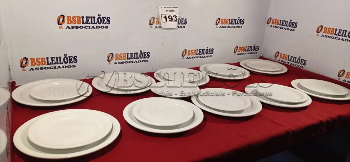 LOTE 193 - 10 PRATOS RASOS E 10 PRATOS DE SOBREMESA. (NO ESTADO) ATENÇÃO! FAZER A VISITAÇÃO ANTES DE ARREMATAR, NÃO SABEMOS SE FUNCIONA. LEILÃO NÃO TEM GARANTIA E NEM DEVOLUÇÃO, SUJEITO A POSSÍVEIS AVARIAS VISÍVEIS/OCULTAS E/OU AUSÊNCIA DE COMPONENTES.