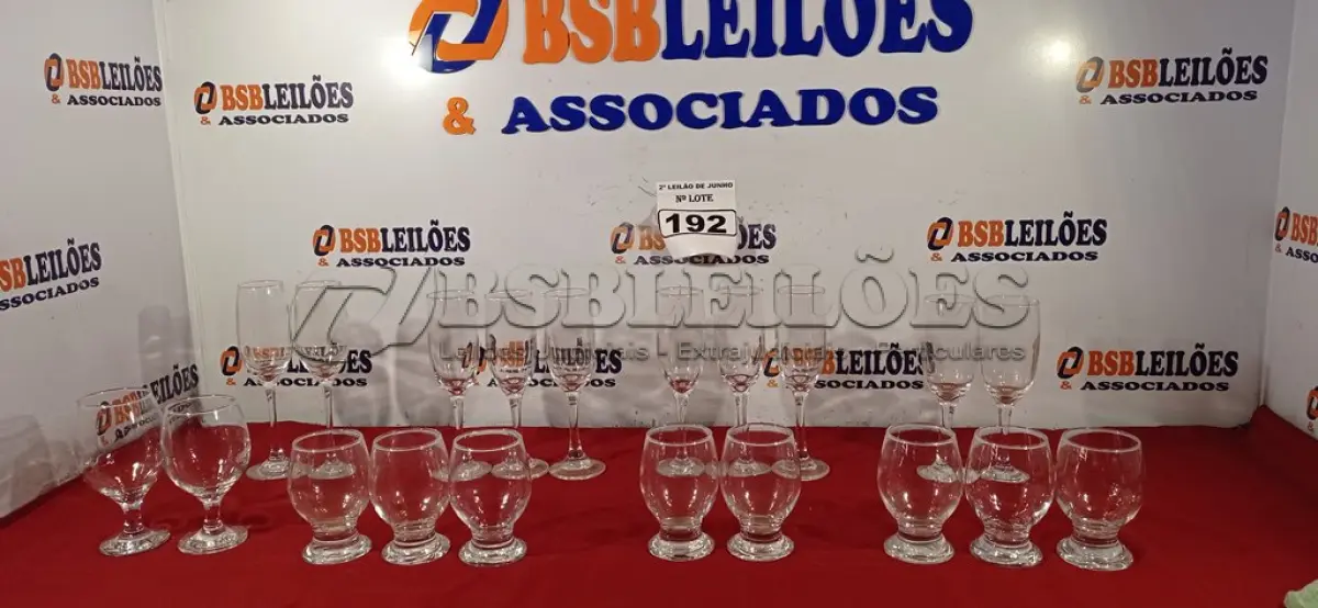 LOTE 192 - 01 LOTE COM 20 TAÇAS DIVERSAS. (NO ESTADO) ATENÇÃO! FAZER A VISITAÇÃO ANTES DE ARREMATAR, NÃO SABEMOS SE FUNCIONA. LEILÃO NÃO TEM GARANTIA E NEM DEVOLUÇÃO, SUJEITO A POSSÍVEIS AVARIAS VISÍVEIS/OCULTAS E/OU AUSÊNCIA DE COMPONENTES.