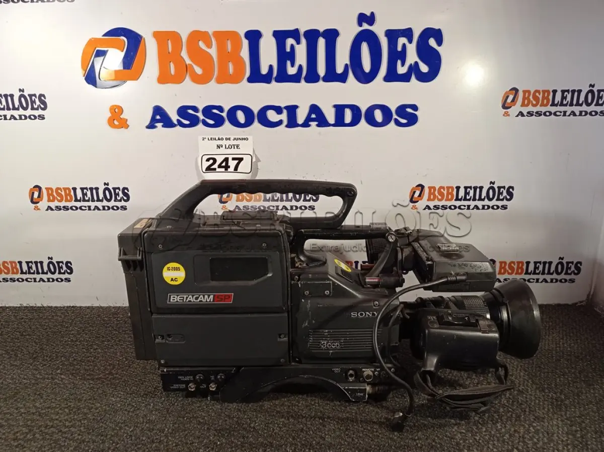 LOTE 247 - 01 FILMADORA BETACAM SP3CCD MARCA SONY. (NO ESTADO) ATENÇÃO! FAZER A VISITAÇÃO ANTES DE ARREMATAR, NÃO SABEMOS SE FUNCIONA. LEILÃO NÃO TEM GARANTIA E NEM DEVOLUÇÃO, SUJEITO A POSSÍVEIS AVARIAS VISÍVEIS/OCULTAS E/OU AUSÊNCIA DE COMPONENTES.