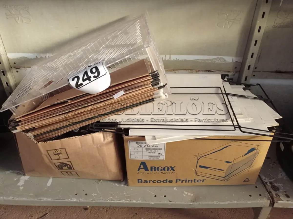 LOTE 249 - 01 LOTE COM SUCATAS DE FECHADURAS DIVERSAS E PASTAS SUSPENSAS. (NO ESTADO) ATENÇÃO! FAZER A VISITAÇÃO ANTES DE ARREMATAR, NÃO SABEMOS SE FUNCIONA. LEILÃO NÃO TEM GARANTIA E NEM DEVOLUÇÃO, SUJEITO A POSSÍVEIS AVARIAS VISÍVEIS/OCULTAS E/OU AUSÊNCIA DE COMPONENTES.