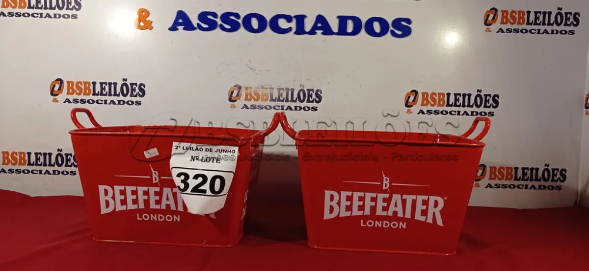LOTE 320 - 02 BALDES DE GELO BEEFEATER LONDON. (NO ESTADO) ATENÇÃO! FAZER A VISITAÇÃO ANTES DE ARREMATAR, NÃO SABEMOS SE FUNCIONA. LEILÃO NÃO TEM GARANTIA E NEM DEVOLUÇÃO, SUJEITO A POSSÍVEIS AVARIAS VISÍVEIS/OCULTAS E/OU AUSÊNCIA DE COMPONENTES.