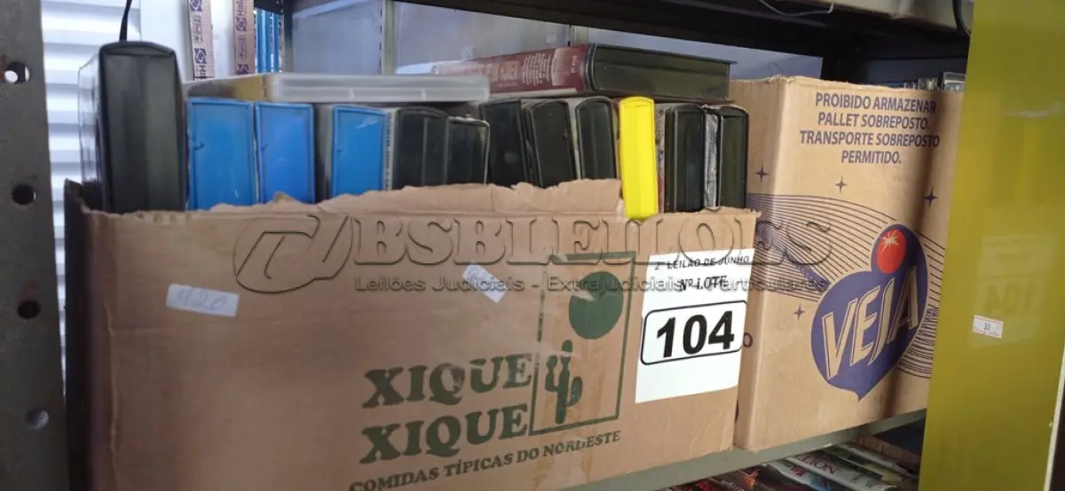LOTE 104 - 01 LOTE COM DIVERSOS CDS, FITAS CASSETE E DISCO DE VINIL. (NO ESTADO) ATENÇÃO! FAZER A VISITAÇÃO ANTES DE ARREMATAR, NÃO SABEMOS SE FUNCIONA. LEILÃO NÃO TEM GARANTIA E NEM DEVOLUÇÃO, SUJEITO A POSSÍVEIS AVARIAS VISÍVEIS/OCULTAS E/OU AUSÊNCIA DE COMPONENTES.
