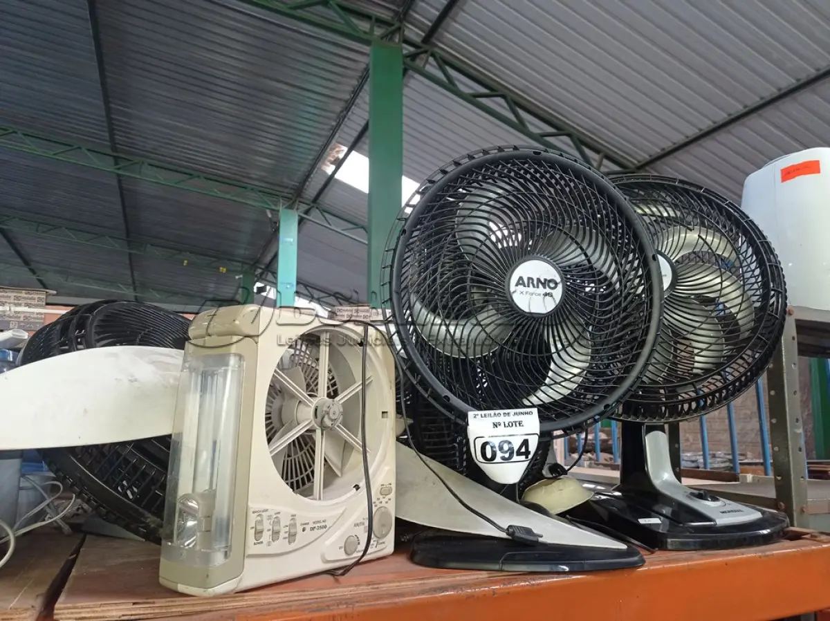 LOTE 094 - 01 LOTE COM VENTILADORES PARA RETIRADA DE PEÇAS. (NO ESTADO) ATENÇÃO! FAZER A VISITAÇÃO ANTES DE ARREMATAR, NÃO SABEMOS SE FUNCIONA. LEILÃO NÃO TEM GARANTIA E NEM DEVOLUÇÃO, SUJEITO A POSSÍVEIS AVARIAS VISÍVEIS/OCULTAS E/OU AUSÊNCIA DE COMPONENTES.