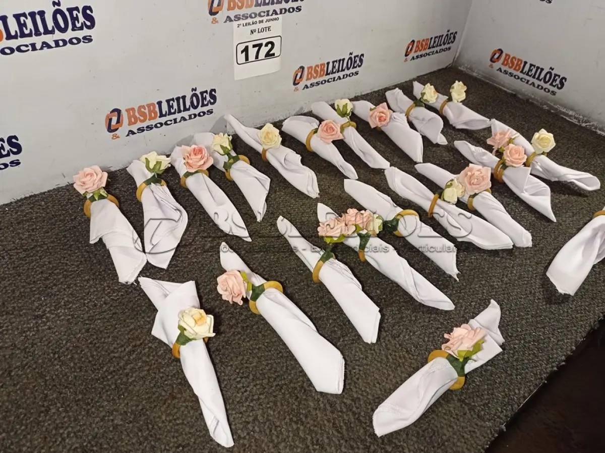 LOTE 172 - 21 GUARDANAPOS COM ARGOLA PORTA GUARDANAPOS DETALHE EM FLOR. (NO ESTADO) ATENÇÃO! FAZER A VISITAÇÃO ANTES DE ARREMATAR, NÃO SABEMOS SE FUNCIONA. LEILÃO NÃO TEM GARANTIA E NEM DEVOLUÇÃO, SUJEITO A POSSÍVEIS AVARIAS VISÍVEIS/OCULTAS E/OU AUSÊNCIA DE COMPONENTES.