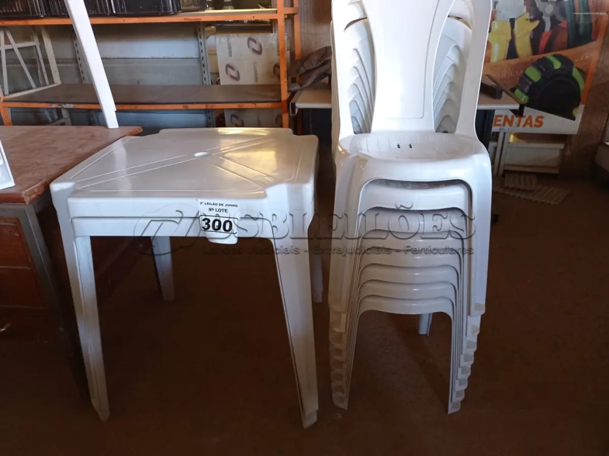 LOTE 300 - 02 JOGOS DE MESAS QUADRADAS DE PLÁSTICO NA COR BRANCA. (NO ESTADO) ATENÇÃO! FAZER A VISITAÇÃO ANTES DE ARREMATAR, NÃO SABEMOS SE FUNCIONA. LEILÃO NÃO TEM GARANTIA E NEM DEVOLUÇÃO, SUJEITO A POSSÍVEIS AVARIAS VISÍVEIS/OCULTAS E/OU AUSÊNCIA DE COMPONENTES.