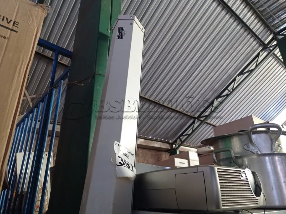 LOTE 397 - 01 PROJETOR MULTIMÍDIA MARCA INFOCUS E 01 TELA DE PROJEÇÃO. (NO ESTADO) ATENÇÃO! FAZER A VISITAÇÃO ANTES DE ARREMATAR, NÃO SABEMOS SE FUNCIONA. LEILÃO NÃO TEM GARANTIA E NEM DEVOLUÇÃO, SUJEITO A POSSÍVEIS AVARIAS VISÍVEIS/OCULTAS E/OU AUSÊNCIA DE COMPONENTES.