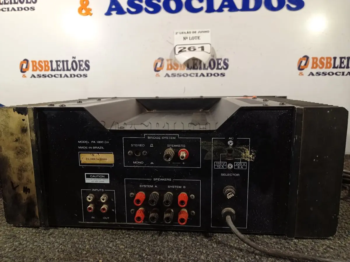 LOTE 261 - 01 AMPLIFICADOR PROFISSIONAL PA1800 DX BIVOLT.  (NO ESTADO) ATENÇÃO! FAZER A VISITAÇÃO ANTES DE ARREMATAR, NÃO SABEMOS SE FUNCIONA. LEILÃO NÃO TEM GARANTIA E NEM DEVOLUÇÃO, SUJEITO A POSSÍVEIS AVARIAS VISÍVEIS/OCULTAS E/OU AUSÊNCIA DE COMPONENTES.