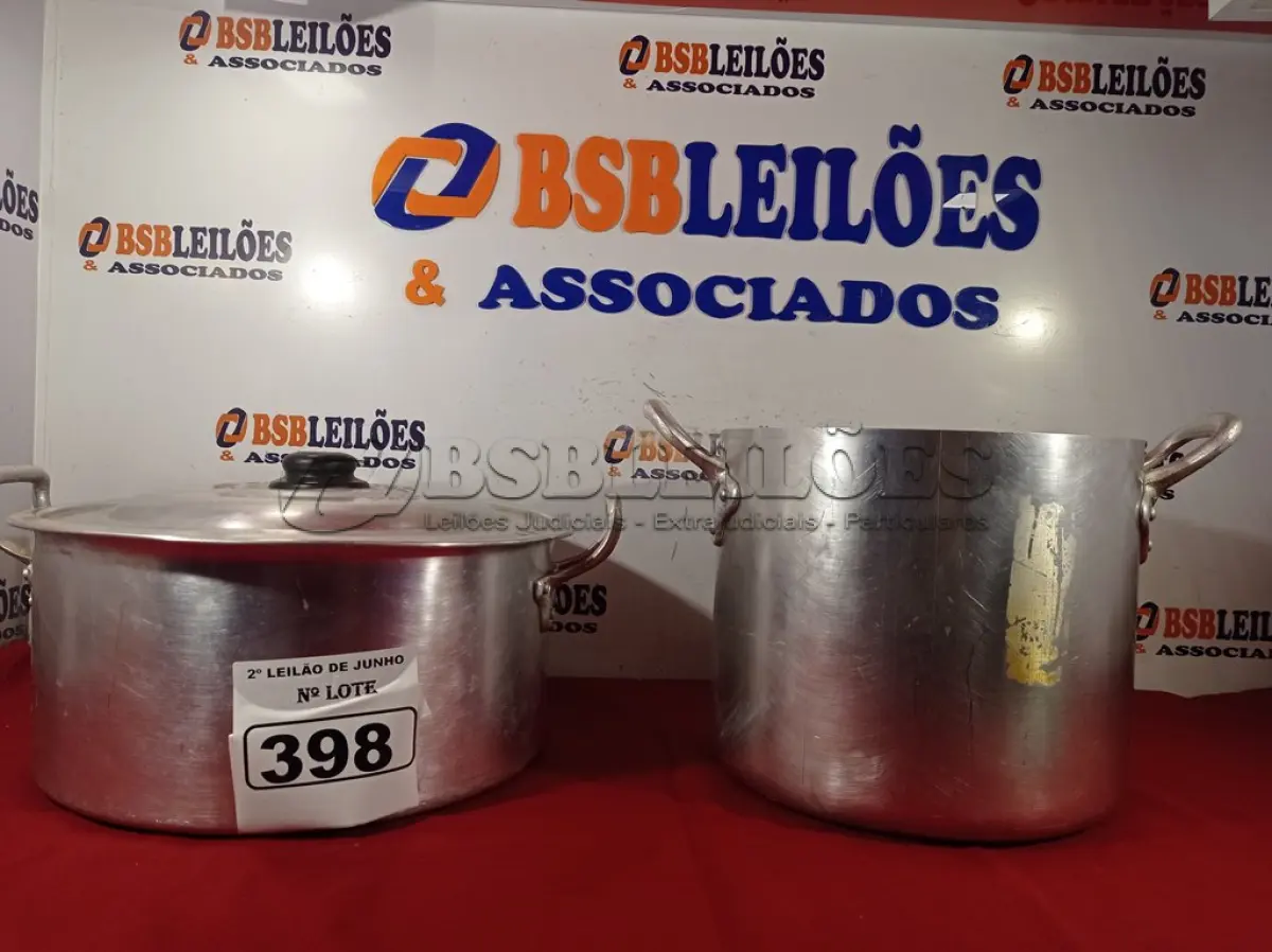 LOTE 398 - 01 PANELA COM TAMPA E 01 CAÇAROLA SEM TAMPA. (NO ESTADO) ATENÇÃO! FAZER A VISITAÇÃO ANTES DE ARREMATAR, NÃO SABEMOS SE FUNCIONA. LEILÃO NÃO TEM GARANTIA E NEM DEVOLUÇÃO, SUJEITO A POSSÍVEIS AVARIAS VISÍVEIS/OCULTAS E/OU AUSÊNCIA DE COMPONENTES.