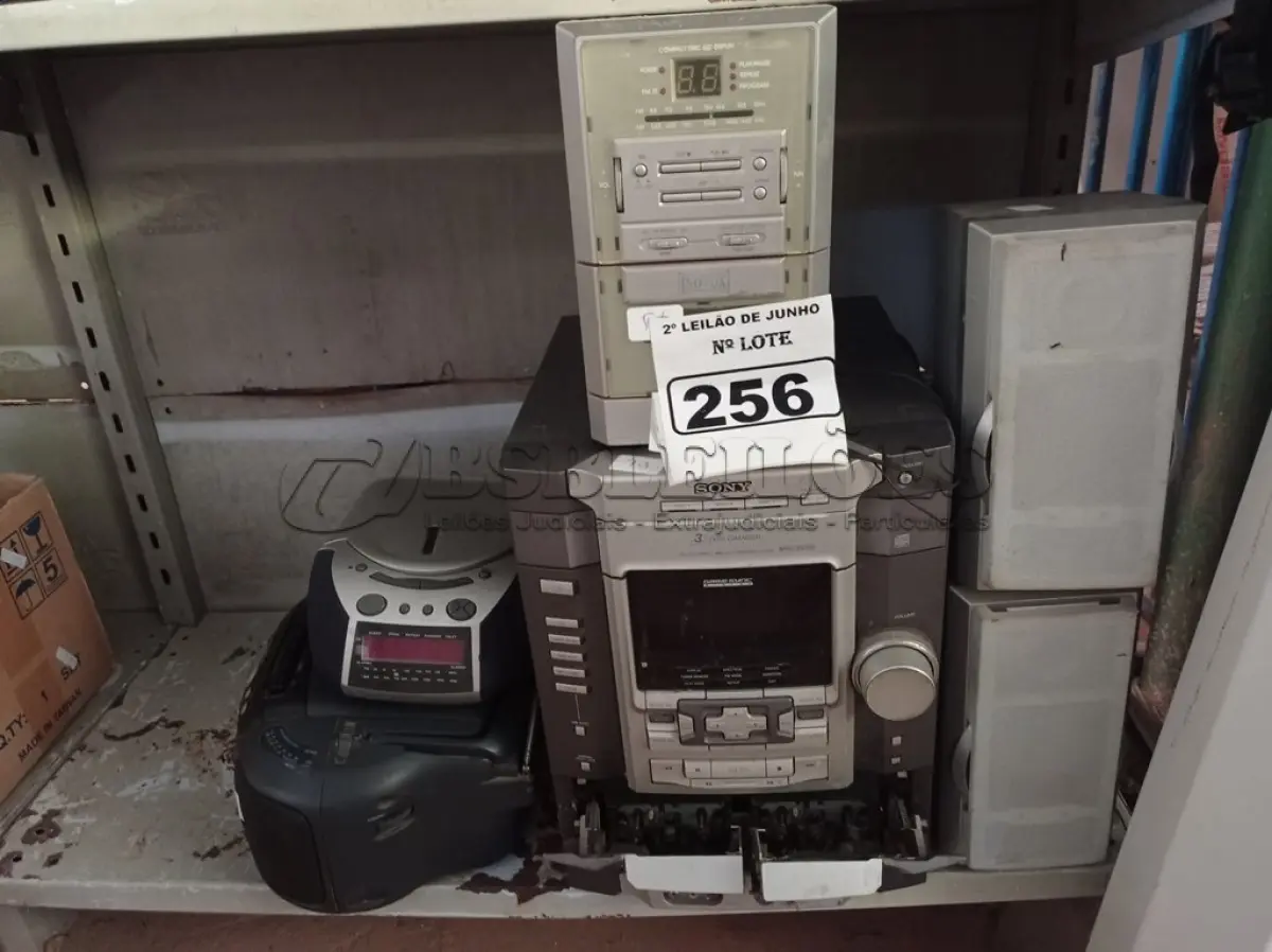 LOTE 256 - 02 APARELHOS DE SOM, SENDO 01 INCOMPLETO E 02 MICROS SYSTEM. (NO ESTADO) ATENÇÃO! FAZER A VISITAÇÃO ANTES DE ARREMATAR, NÃO SABEMOS SE FUNCIONA. LEILÃO NÃO TEM GARANTIA E NEM DEVOLUÇÃO, SUJEITO A POSSÍVEIS AVARIAS VISÍVEIS/OCULTAS E/OU AUSÊNCIA DE COMPONENTES.