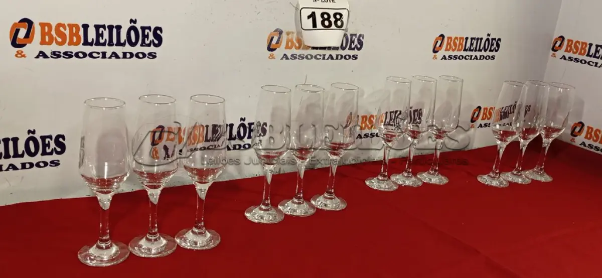 LOTE 188 - 12 TAÇAS PARA CHAMPANHE DIVERSAS. (NO ESTADO) ATENÇÃO! FAZER A VISITAÇÃO ANTES DE ARREMATAR, NÃO SABEMOS SE FUNCIONA. LEILÃO NÃO TEM GARANTIA E NEM DEVOLUÇÃO, SUJEITO A POSSÍVEIS AVARIAS VISÍVEIS/OCULTAS E/OU AUSÊNCIA DE COMPONENTES.