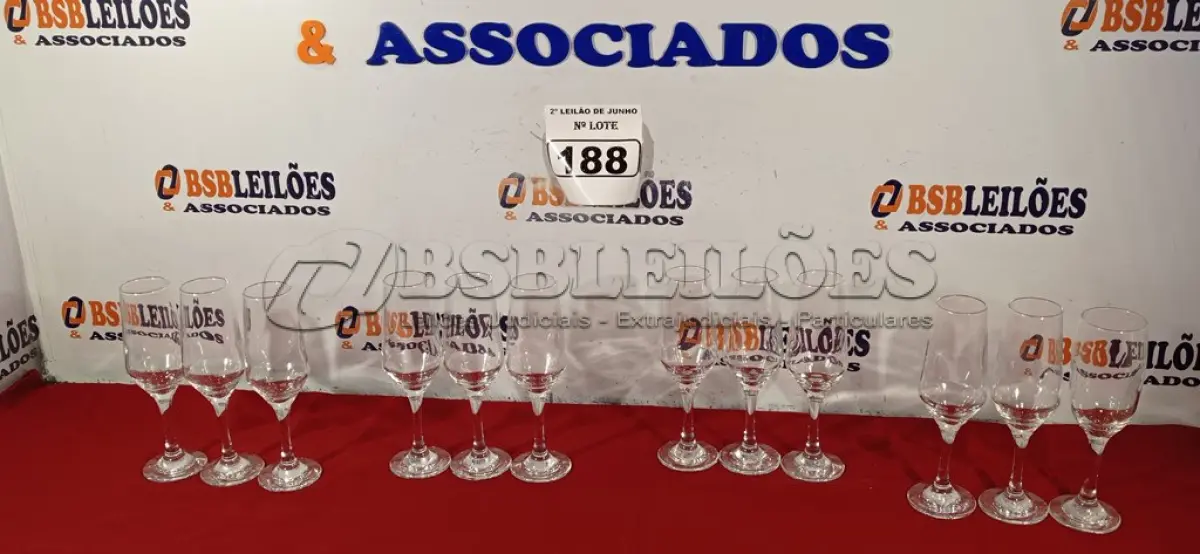 LOTE 188 - 12 TAÇAS PARA CHAMPANHE DIVERSAS. (NO ESTADO) ATENÇÃO! FAZER A VISITAÇÃO ANTES DE ARREMATAR, NÃO SABEMOS SE FUNCIONA. LEILÃO NÃO TEM GARANTIA E NEM DEVOLUÇÃO, SUJEITO A POSSÍVEIS AVARIAS VISÍVEIS/OCULTAS E/OU AUSÊNCIA DE COMPONENTES.